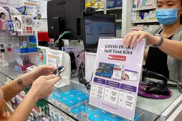 STOK HABIS: Farmasi dan peruncit masih kehabisan stok kit ujian pantas antigen (ART). Menurut beberapa penjual kedai utama, jualan stok kit ART berkali ganda baru-baru ini dan akan ditambah pada minggu ini untuk memenuhi permintaan penduduk Singapura. - Foto BH oleh JASON QUAH