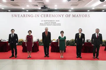 PELANTIKAN MAYOR: (Dari kiri) Mayor Kawasan North East, Encik Desmond Choo; Mayor Kawasan South West, Cik Low Yen Ling; Perdana Menteri Lee Hsien Loong; Mayor Kawasan Central Singapore Cik Denise Phua; Mayor Kawasan North West, Encik Alex Yam; dan Mayor Kawasan South East, Encik Fahmi Aliman. - Foto BH oleh KELVIN CHNG