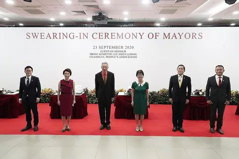 PELANTIKAN MAYOR: (Dari kiri) Mayor Kawasan North East, Encik Desmond Choo; Mayor Kawasan South West, Cik Low Yen Ling; Perdana Menteri Lee Hsien Loong; Mayor Kawasan Central Singapore Cik Denise Phua; Mayor Kawasan North West, Encik Alex Yam; dan Mayor Kawasan South East, Encik Fahmi Aliman. - Foto BH oleh KELVIN CHNG