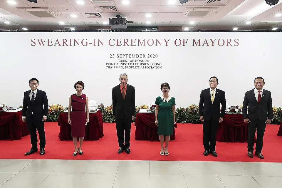 PELANTIKAN MAYOR: (Dari kiri) Mayor Kawasan North East, Encik Desmond Choo; Mayor Kawasan South West, Cik Low Yen Ling; Perdana Menteri Lee Hsien Loong; Mayor Kawasan Central Singapore Cik Denise Phua; Mayor Kawasan North West, Encik Alex Yam; dan Mayor Kawasan South East, Encik Fahmi Aliman. - Foto BH oleh KELVIN CHNG