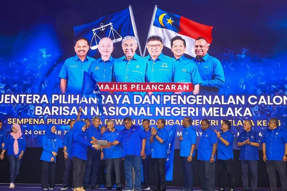 Pengerusi Barisan Nasional (BN), Datuk Seri Dr Ahmad Zahid Hamidi (sembilan dari kanan) bersama Ketua Menteri  Melaka merangkap Pengerusi BN Melaka, Datuk Seri Ab Rauf Yusoh (lapan dari kanan) semasa  majlis pengenalan calon BN untuk PRN Melaka ke-16, pada malam 24 Oktober.