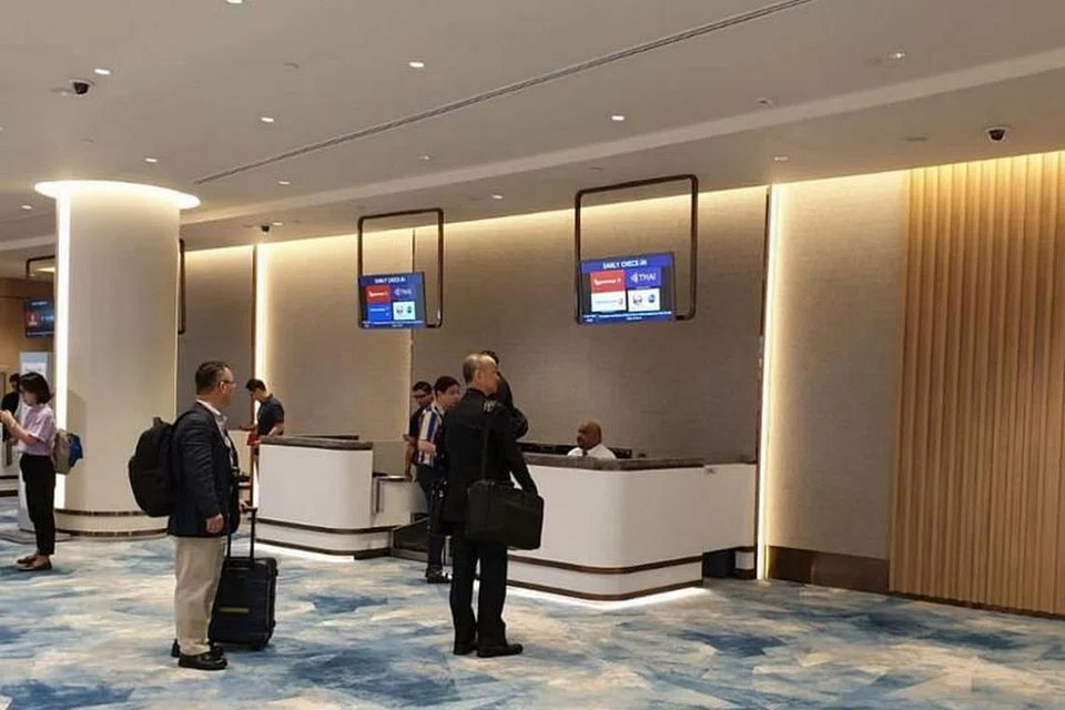 TIBA AWAL: Sehingga 8.30 pagi, kaunter daftar masuk awal telah pun memproses beberapa penumpang yang tiba beberapa jam sebelum penerbangan mereka untuk berkunjung ke Jewel.