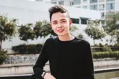 KONGSI IDEA KREATIF: Rauzan Rahman teruja berkongsi idea kreatif yang dapat dimanfaatkan dalam kandungan video tular mahupun gerakan hip hop Nusantara, di samping teruja mengembalikan semangat mengacara dalam rancangan televisyen SNAP, tentang khazanah Singapura dalam pelbagai sektor. - Foto BH oleh KHIDHIR ASYRAF MAHBOB