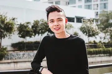 KONGSI IDEA KREATIF: Rauzan Rahman teruja berkongsi idea kreatif yang dapat dimanfaatkan dalam kandungan video tular mahupun gerakan hip hop Nusantara, di samping teruja mengembalikan semangat mengacara dalam rancangan televisyen SNAP, tentang khazanah Singapura dalam pelbagai sektor. - Foto BH oleh KHIDHIR ASYRAF MAHBOB