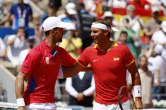 Rafael Nadal (kanan) dari Sepanyol dan Novak Djokovic dari Serbia menegur satu sama lain menjelang perlawanan tenis di Sukan Olimpik Paris 2024. Pada 10 Oktober, Nadal mengumumkan beliau akan bersara daripada tenis profesional. 