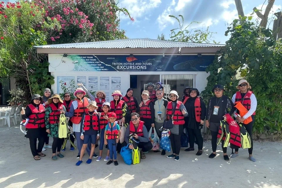 Tampil bersemangat mengenakan jaket keselamatan, semua anggota keluarga penulis bersiap sedia di hadapan kaunter aktiviti Triton Hotels seawal jam 8 pagi sebelum menaiki bot untuk memulakan ekspedisi snorkeling berkumpulan.