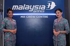 Sedang syarikat penerbangan nasional Malaysia Airilnes (MAS) berdepan isu signifikan yang menyumbang kepada beberapa masalah teknikal pesawatnya, termasuk terpaksa berpatah balik, MAS memperkenalkan kru kabin Orang Asli pertamanya, Cik Veena Angelina (kiri) dan Cik Sarah Elissa selepas ditemu bual agensi berita, Bernama, di Lapangan Terbang Antarabangsa Kuala Lumpur (KLIA).