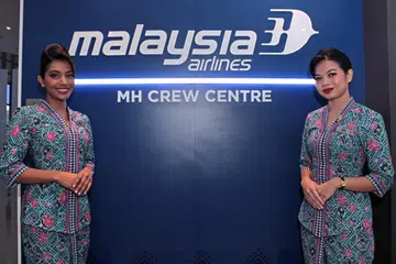 Sedang syarikat penerbangan nasional Malaysia Airilnes (MAS) berdepan isu signifikan yang menyumbang kepada beberapa masalah teknikal pesawatnya, termasuk terpaksa berpatah balik, MAS memperkenalkan kru kabin Orang Asli pertamanya, Cik Veena Angelina (kiri) dan Cik Sarah Elissa selepas ditemu bual agensi berita, Bernama, di Lapangan Terbang Antarabangsa Kuala Lumpur (KLIA).