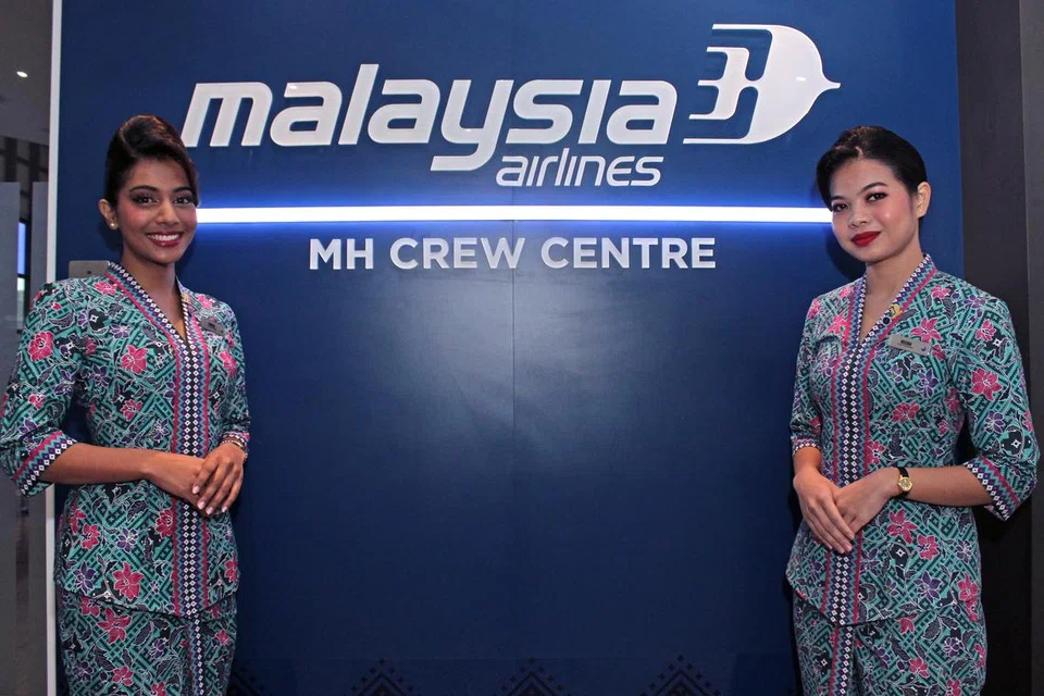 Sedang syarikat penerbangan nasional Malaysia Airilnes (MAS) berdepan isu signifikan yang menyumbang kepada beberapa masalah teknikal pesawatnya, termasuk terpaksa berpatah balik, MAS memperkenalkan kru kabin Orang Asli pertamanya, Cik Veena Angelina (kiri) dan Cik Sarah Elissa selepas ditemu bual agensi berita, Bernama, di Lapangan Terbang Antarabangsa Kuala Lumpur (KLIA).