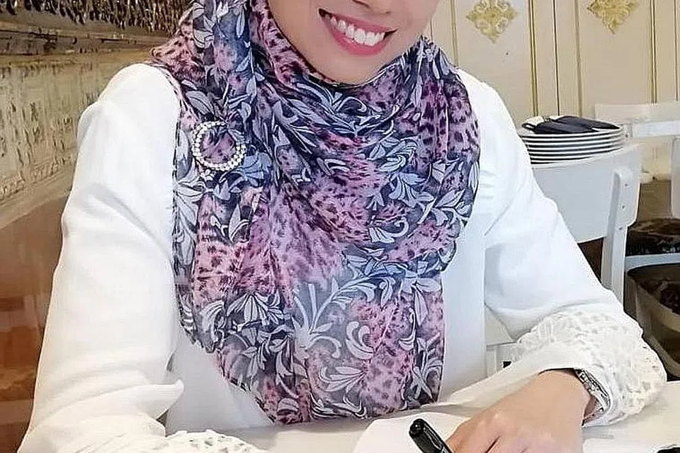 Cik Sharifah Shazza Samsuri, eksekutif penjualan e-dagang