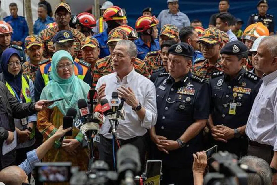 Timbalan Perdana Menteri II, Datuk Seri Fadillah Yusof (tengah), ketika sidang media selepas meninjau keadaan tanah mendap dan tanah jerlus di Masjid India, Kuala Lumpur. Kejadian pada 23 Ogos menyebabkan seorang wanita warga India terperosok dan hilang serta belum ditemui sehingga kini.