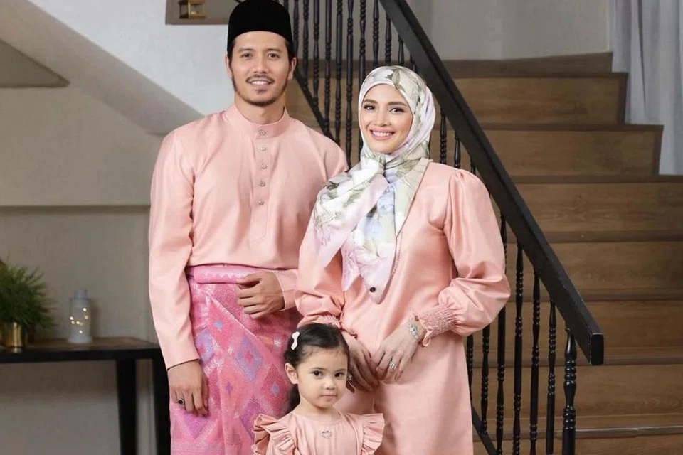 Pasangan pelakon, Fattah Amin dan Nur Fazura sah bercerai talak satu pada 7 Oktober. Hasil perkahwinan mereka, pasangan itu dikurniakan cahaya mata, Nur Fatima Aisya.