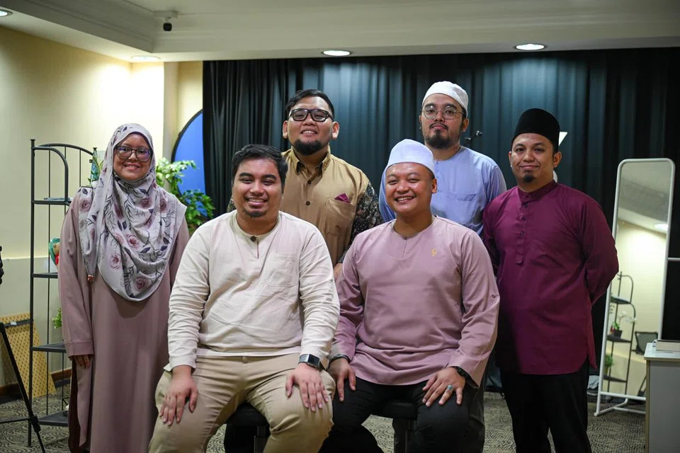 TENAGA MEDIA SOSIAL: Kakitangan Masjid Assyakirin yang jaya menghasilkan kandungan media sosial termasuk (dari kiri) Eksekutif Penjagaan Belia dan Masyarakat, Ustazah Nur Hidayati Aznim; Ketua Jabatan Sosial dan Penjagaan Masyarakat, Ustaz Muhammad Aizat Zulkifli (duduk, kiri); Pakar Media Sosial Masjid Assyakirin dan juga Masjid Al-Khair, Encik Ahmadusshafa Zainudin (diri, kiri); Pengurus Jabatan Pembelajaran dan Perkhidmatan Islam, Ustaz Muhammad Syahid Abdul Latif (duduk, kanan); Eksekutif Reka Bentuk dan Pembangunan Program, Ustaz Ahmad Muhsein (diri, kanan); Eksekutif, Pembelajaran & Pembangunan Al-Quran, Ustaz Muhammad Farid Yaacob (diri, paling kanan); dan Eksekutif, Sumber Manusia & Pengurusan Sukarelawan, Cik Nur Nadiah Minhad (tiada dalam gambar). 