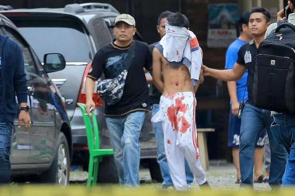 Remaja berusia 17 tahun yang cuba menyerang sebuah gereja dibawa pergi pegawai polis berpakaian preman di Medan pada Ahad (28 Ogos). 