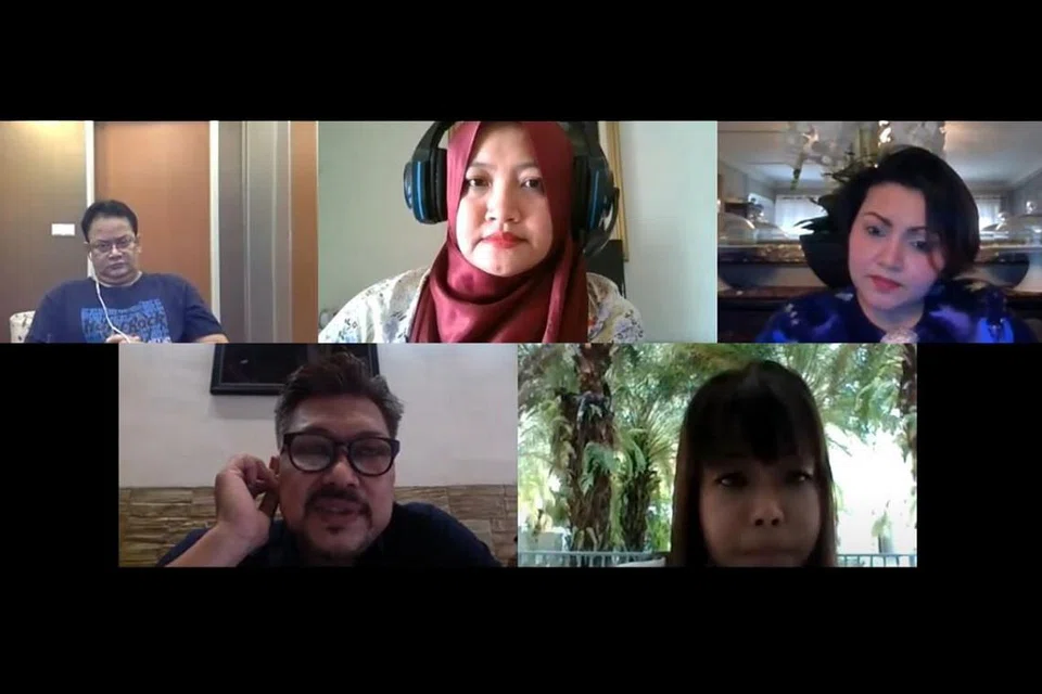 KONGSI PENGALAMAN: (Dari kiri atas mengikut putaran jam) Encik Shaik Dawood dari Hamidah Travel and Tours, wartawan Norhaiza Hashim dari BH, Cik Sheena Abbas dari Gihan's Closet, Cik Salwah Baharudin dari Charisma Bridal and Catering serta Encik Leonadi Ramli dari Kafe Le Fuse. - Foto BH oleh NORHAIZA HASHIM