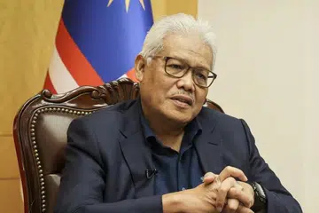 Encik Hamzah Zainudin menggunakan rungutan ekonomi untuk menyerang pentadbiran Perdana Menteri Datuk Seri Anwar Ibrahim. Beliau malah menggunakan julukan Melayu yang sering digunakan untuk memperkecilkan kehebatan intelektual musuh politik. 