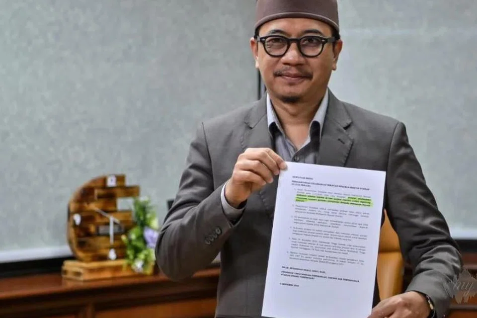 Pengerusi Jawatankuasa Penerangan, Dakwah dan Pemerkasaan Syariah Terengganu, Dr Muhammad Khalil Abdul Hadi, menunjukkan keratan kenyataan media pelaksanaan hukuman sebat terhadap pesalah khalwat ditangguhkan. 