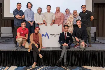EXCO KELAB MENDAKI (MCLUB): Jawatan presiden MClub kini disandang Encik Danial Hakim (belakang,empat dari kiri). Seramai 12 anggota jawatankuasa eksekutif (Exco) membentuk Exco yang ke-11 pada Rabu. - Foto MENDAKI