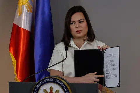 Cik Sara Duterte, Naib Presiden Filipina, bercakap dalam sidang media di Mandaluyong, Metro Manila, Filipina, pada Jumaat, 7 Februari 2025.
Cik Duterte menyatakan bahawa pasukan peguamnya sedang bersiap sedia untuk menghadapi kes pemecatan, menunjukkan kesediaannya untuk mempertahankan diri di tengah-tengah ketegangan yang semakin memuncak dengan Presiden Ferdinand Marcos Jr.
