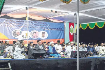 MAJLIS KERAMAIAN: Majlis iftar, khatam Al-Quran, tahlil dan doa selamat bersama barisan ulama tempatan yang disaksikan oleh ribuan masyarakat desa di Yogyakarta pada 2018. - Foto ATTAWASOL INSANIY