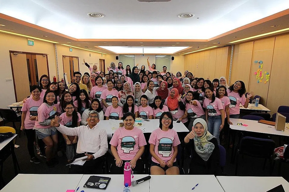 HACKATHON KHUSUS WANITA: Dr Yaacob Ibrahim sempat bergambar bersama peserta kaum Hawa yang mencuba nasib mencari huraian berdasarkan teknologi bagi cabaran harian di Singapura. - Foto THE CODETTE PROJECT