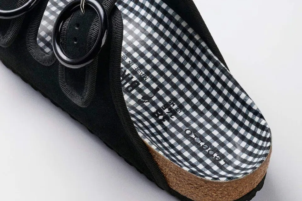 Setiap rekaan dalam kolaborasi ini menampilkan hiasan kemasan pelapik bercorak dam Vichy-check khas Repetto bagi gaya lebih feminin, sambil mengekalkan tapak kasut ergonomik Birkenstock yang mengutamakan keselesaan pemakai.