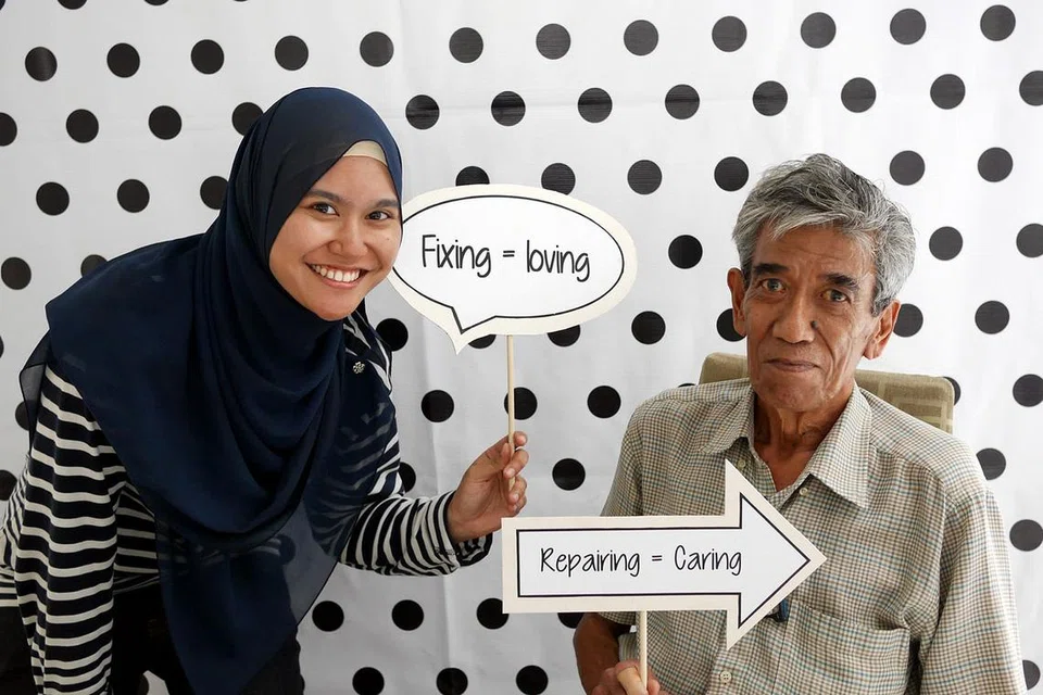 USAHA MENGURANGKAN SAMPAH: Cik Farah terdorong memikirkan usaha membantu penduduk membaiki barang yang rosak untuk elak pembaziran. - Foto SGFUTURE