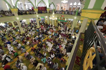 JAGA KEBERSIHAN: Pejabat Mufti menasihatkan jemaah untuk menjaga kebersihan di masjid, dan antara lain menyarankan jemaah membawa alas sujud dan telekung sendiri, serta tidak bersalaman.