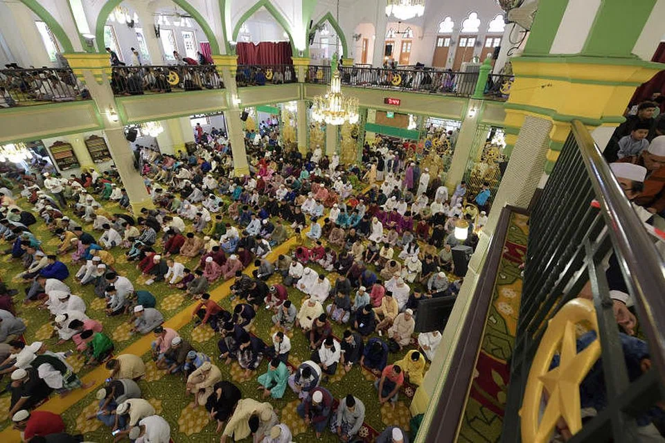 JAGA KEBERSIHAN: Pejabat Mufti menasihatkan jemaah untuk menjaga kebersihan di masjid, dan antara lain menyarankan jemaah membawa alas sujud dan telekung sendiri, serta tidak bersalaman.