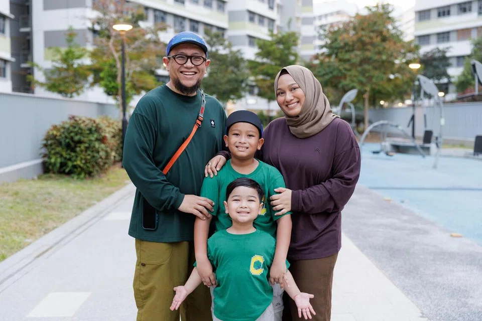 Encik Muhammad Hydil Jamil (kiri) bersama isteri, Cik Nur Fajrina Abdul Rashid (kanan), dan anak-anak mereka,  Muhammad Hafiy Muhammad Hydil (tengah) dan Muhammad Hulaif Muhammad Hydil.