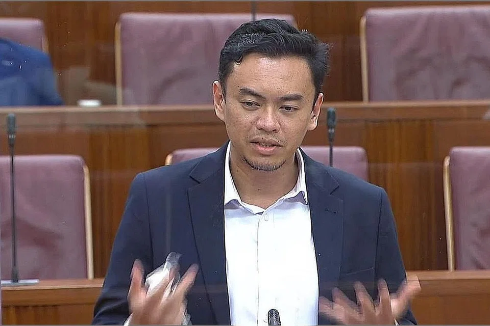 BINCANG ISU KESIHATAN MENTAL DI TEMPAT KERJA: Encik Zaqy, dalam menjawab soalan yang diajukan Dr Wan Rizal (atas) tentang langkah yang telah diambil MOM untuk memastikan kesejahteraan emosi dan mental di tempat kerja, berkata kementerian tersebut akan terus bekerjasama dengan rakan kerjanya untuk membantu meningkatkan kesejahteraan mental pekerja. - Foto GOV.SG