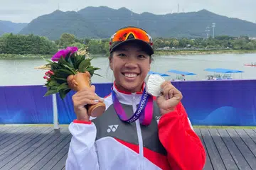 BERJAYA JUA: Selangkah demi selangkah akhirnya Stephenie Chen mencapai kejayaan, memenangi pingat perak dalam acara 500 meter kayak perseorangan di Pusat Sukan Air Fuyang pada Selasa.