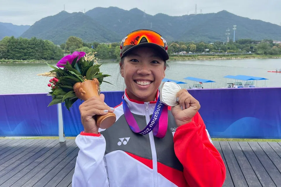 BERJAYA JUA: Selangkah demi selangkah akhirnya Stephenie Chen mencapai kejayaan, memenangi pingat perak dalam acara 500 meter kayak perseorangan di Pusat Sukan Air Fuyang pada Selasa.
