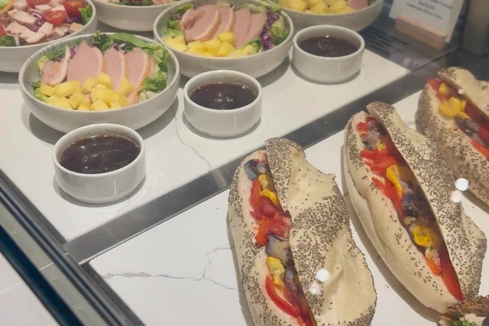 Sandwic dan salad di kafe &More.