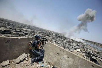 AMBIL KEDUDUKAN: Penembak tepat Iraq mengambil kedudukan menyusuli serangan udara Amerika Syarikat bagi mengesan militan IS. Tentera Iraq telah menguasai sebahagian Mosul, Iraq selepas pertempuran selama berbulan-bulan. - Foto AFP