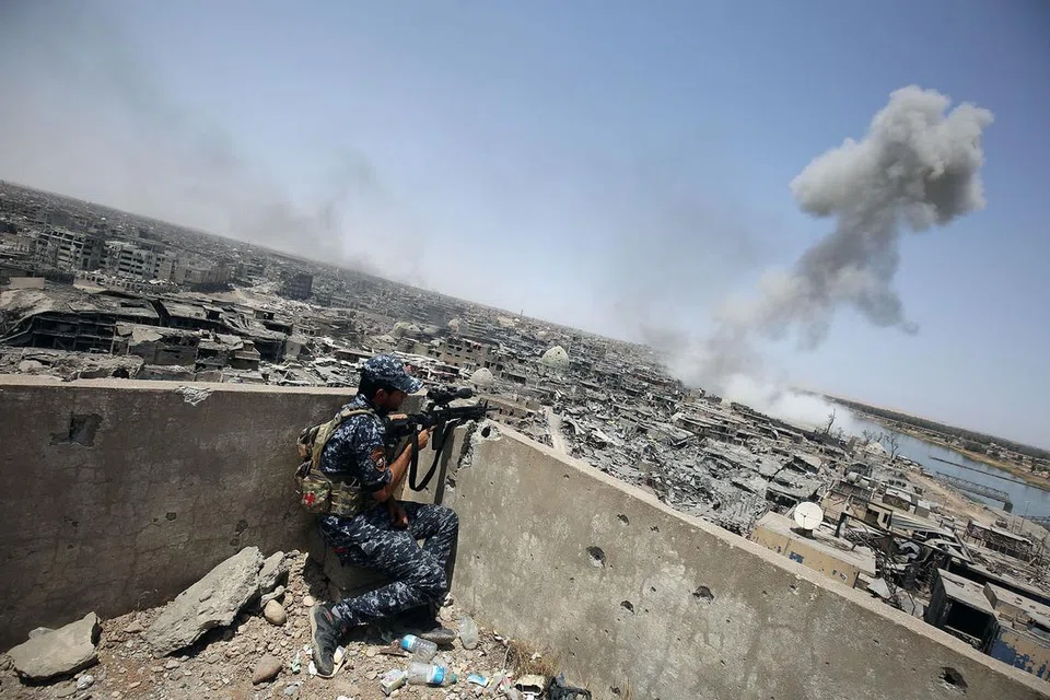AMBIL KEDUDUKAN: Penembak tepat Iraq mengambil kedudukan menyusuli serangan udara Amerika Syarikat bagi mengesan militan IS. Tentera Iraq telah menguasai sebahagian Mosul, Iraq selepas pertempuran selama berbulan-bulan. - Foto AFP