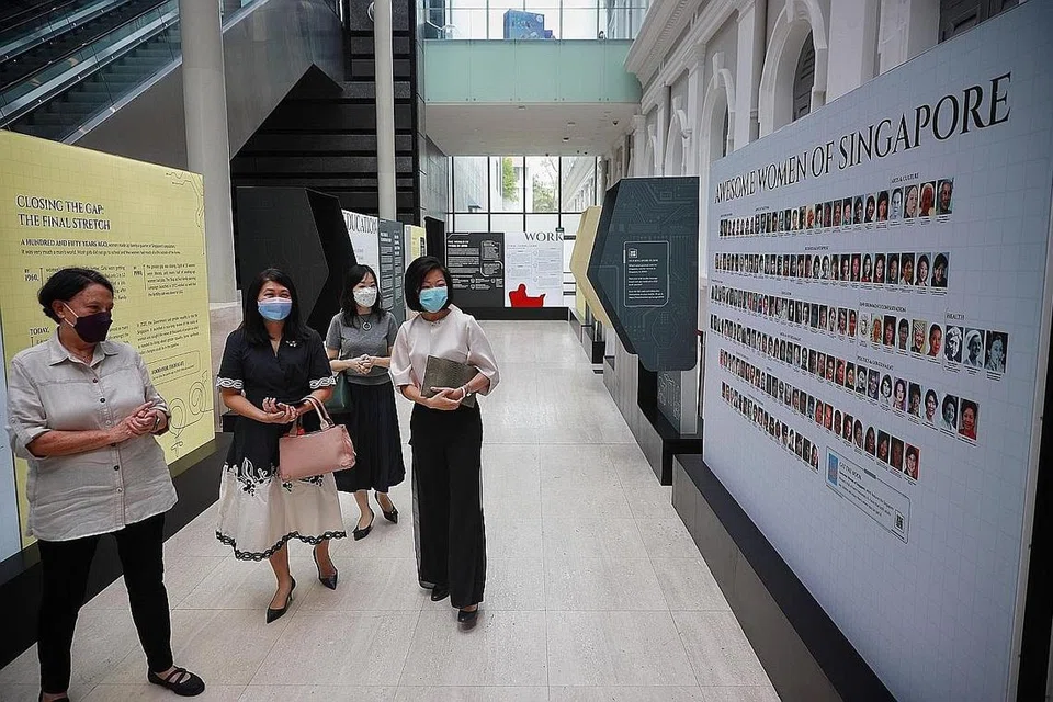 PAMERAN: Cik Sim (paling kanan) bersama (dari kiri) Pengerusi SWHF, Cik Margaret Thomas; Presiden SCWO, Cik Junie Foo; dan CEO SCWO, Cik Angel Chan, semasa pelancaran pameran 'The Lives of Women: What will life be like for women in Singapore in 2050?' di Muzium Negara semalam. - Foto BH oleh JASON QUAH