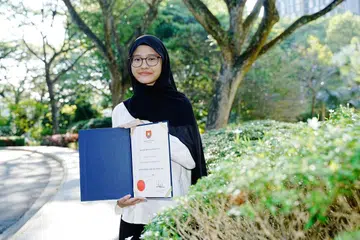 Minat Cik Auni Tan Zaki Tan Abdullah terhadap bahasa Melayu berkembang menerusi penulisan, pidato dan bahas, selain pengalamannya dalam bidang media. Beliau antara penerima Anugerah Buku Perdana Menteri di Pusat Kebudayaan Universiti, Universiti Nasional Singapura (NUS) pada 31 Ogos.