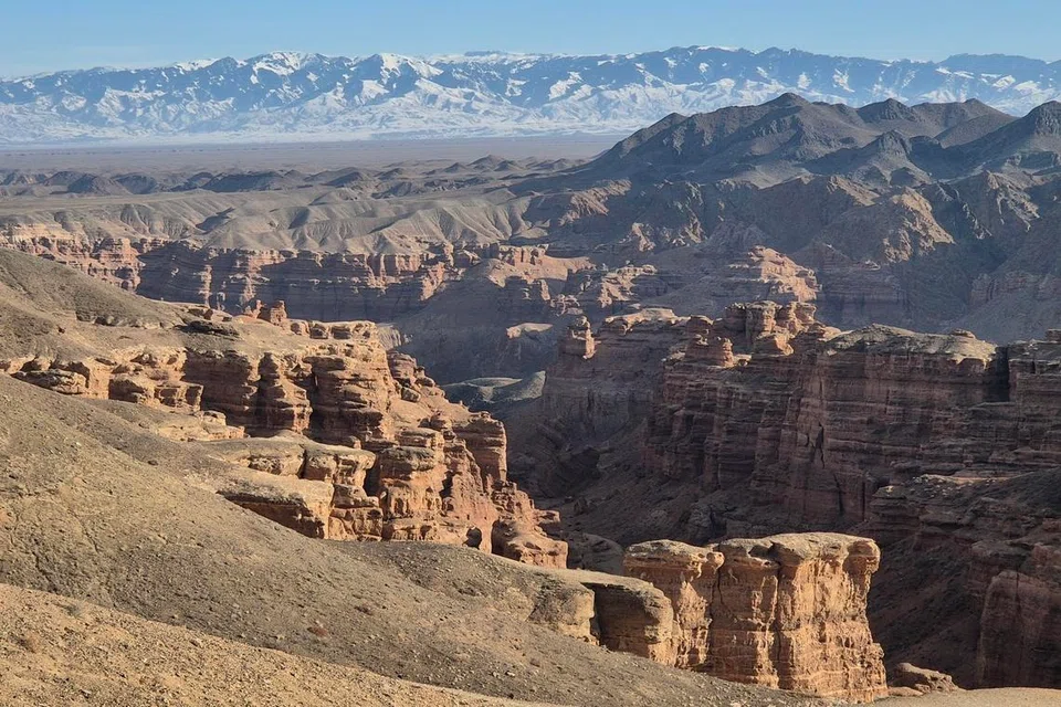 Charyn Canyon di Kazakhstan menampilkan formasi batu merah dramatik yang dibentuk oleh penghakisan.