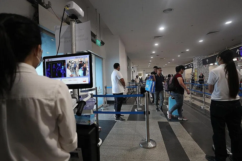 WABAK SEMAKIN TULAR: Kamera memeriksa suhu badan pengunjung yang tiba di Singapore Cruise Centre. - Foto BH oleh TIMOTHY DAVID