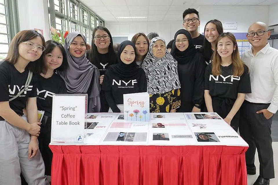 HARGAI PENGALAMAN: Kumpulan sembilan pelajar Politeknik Nanyang yang telah menghasilkan buku 'Spring: Sowing through minds, blooming through generations', mengenai pengalaman 18 individu, termasuk Cik Tuminah (bertudung), yang telah meraih manfaat daripada khidmat AMKFSC - Foto ZAOBAO