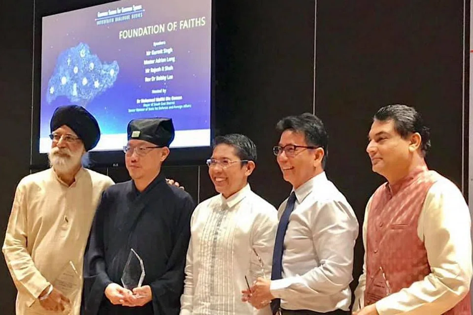 SESI DIALOG: (Dari kiri) Encik Gurmit Singh, Master Adrian Long, Dr Maliki, Rev Dr Bobby Lee dan Encik Rajesh R. Shah sewaktu sesi dialog silang agama yang diadakan Jumaat lalu. - Foto FACEBOOK WGS