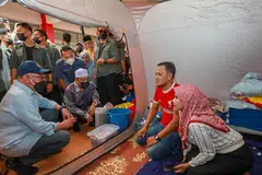 SANTUNI MANGSA: Perdana Menteri, Datuk Seri Anwar Ibrahim (kiri, bertopi), dan Menteri Besar Kelantan, Datuk Mohd Nassuruddin Daud (tiga dari kanan), menyantuni mangsa banjir yang berlindung di pusat pemindahan sementara Sekolah Menengah Kebangsaan Agama Lati, Pasir Mas, Kelantan pada 28 Disember.
