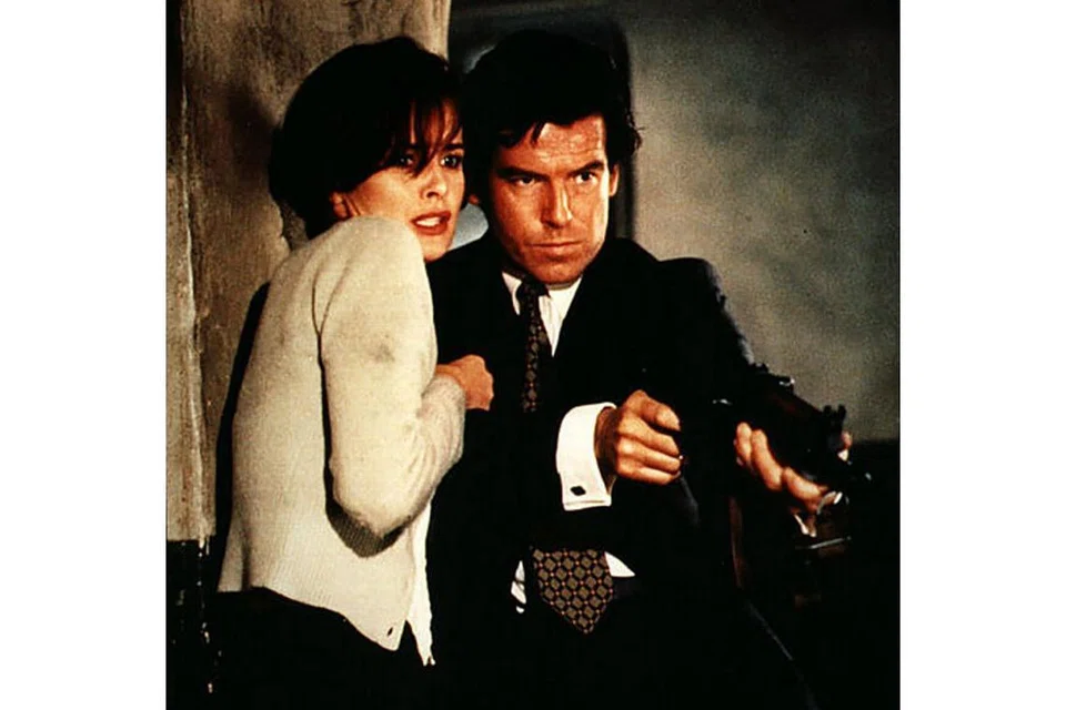 GOLDENEYE: Judul filem yang dijayakan (dari kiri) Izabella Scorupco dan Pierce Brosnan ini mengambil sempena nama estet di Jamaica milik penulis novel James Bond, Ian Fleming, yang turut menulis setiap novel Bond dengan menggunakan mesin taip emas. - Foto MEDIACORP 