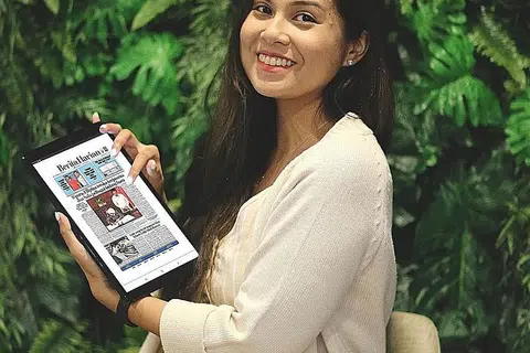 TAWARAN MENARIK: Berita Harian kini menawarkan pengalaman membaca baru. Para pembaca kini boleh membaca akhbar secara automatik setiap hari dengan menggunakan tablet Samsung Galaxy Tab A WiFi. - Foto BH oleh HARITH REDZUAN MUSTAFFA QAMAL