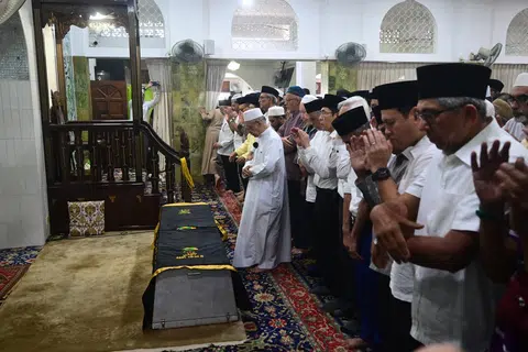 Solat jenazah isteri mantan Presiden pertama Singapura, Allahyarhamha Puan Noor Aishah Mohammad Salim, dipimpin pengerusi Masjid Ba’alwie, Imam Habib Hassan (tengah) di Masjid Ba’alwie selepas solat zuhur pada 22 April.