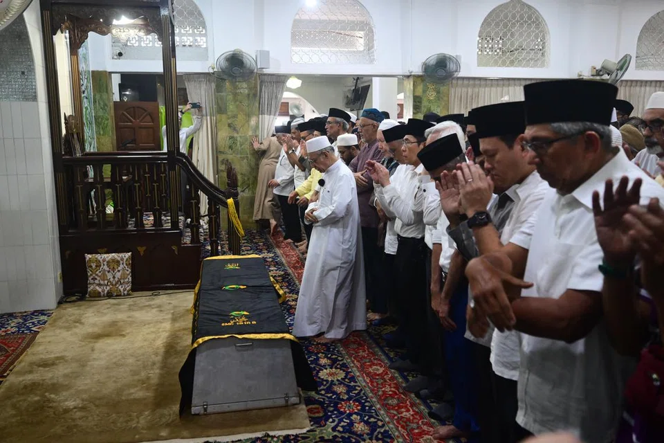 Solat jenazah isteri mantan Presiden pertama Singapura, Allahyarhamha Puan Noor Aishah Mohammad Salim, dipimpin pengerusi Masjid Ba’alwie, Imam Habib Hassan (tengah) di Masjid Ba’alwie selepas solat zuhur pada 22 April.