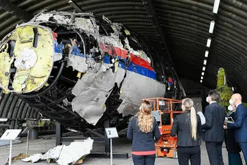 TINJAU 'BANGKAI PESAWAT': Hakim dan peguam meninjau rangka bangkai pesawat MH17 yang 'dibuat semula', di Reijen, Belanda, baru-baru ini. - Foto REUTERS