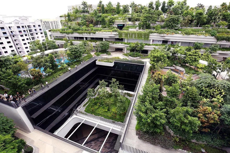 'KAMPUNG' UNTUK WARGA: Pembangunan bersepadu projek perumahan awam Kampung Admiralty ini merupakan contoh ke atas usaha memperbaiki kehidupan melalui pendidikan, penjagaan kesihatan dan perumahan. - Foto fail