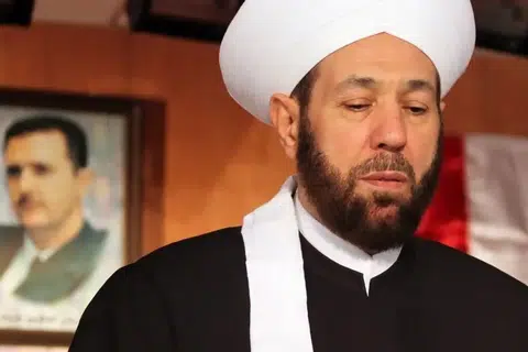 Bekas Mufti Besar Syria, Sheikh Ahmad Badreddin Hassoun, yang pernah menjadi antara tokoh agama utama yang menyokong pemerintahan bekas Presiden Bashar al-Assad. Hassoun, yang memegang jawatan Mufti Besar dari 2005 hingga 2021, dijatuhi hukuman penjara seumur hidup oleh Mahkamah Jenayah Keempat di Damsyik pada 24 Ogos 2026 selepas didapati bersalah menghasut keganasan, membenarkan pembunuhan dan menyalahgunakan kedudukannya. Mahkamah turut mendapati ajarannya digunakan untuk memberikan justifikasi agama terhadap penggunaan “bom tong” di kawasan awam ketika perang Syria.